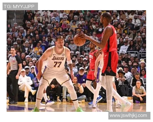 湖人火箭激战正酣NBA赛场精彩瞬间回顾与分析